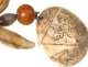 Amulett mit Tierzahn, Schneckendeckel und magischen Zeichen auf Bernstein aus Frankreich von ca. 1900, dem Museum geschenkt 1907