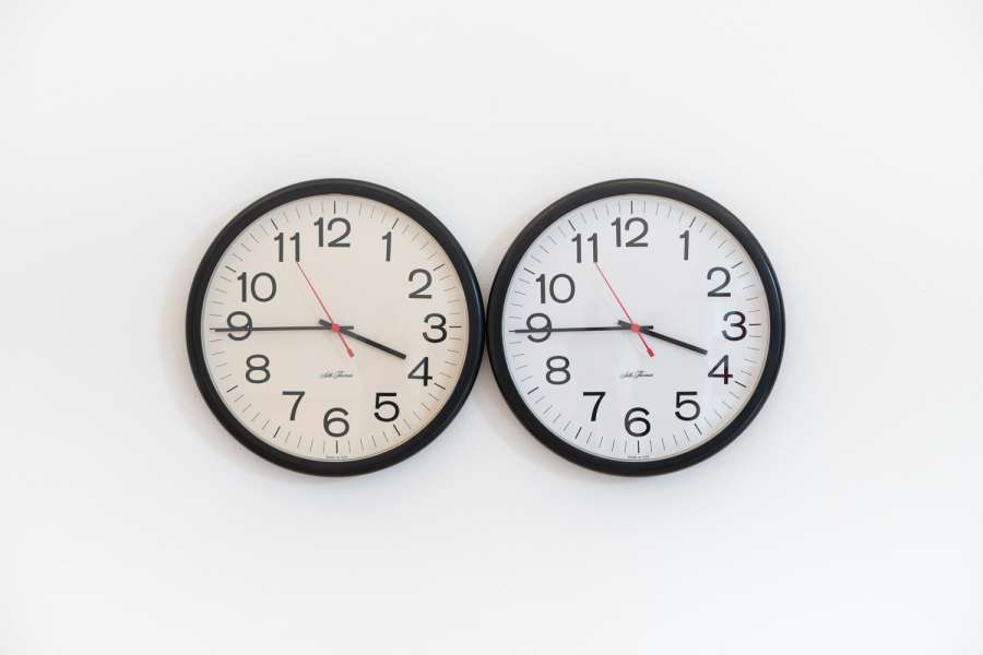Felix Gonzalez Torres, Untitled (Perfect Lovers), 1991, Uhren, Wandfarbe, 35,6 × 71,2 × 7 cm, Leihgabe aus Privatbesitz, © Felix Gonzalez-Torres Foundation, New York