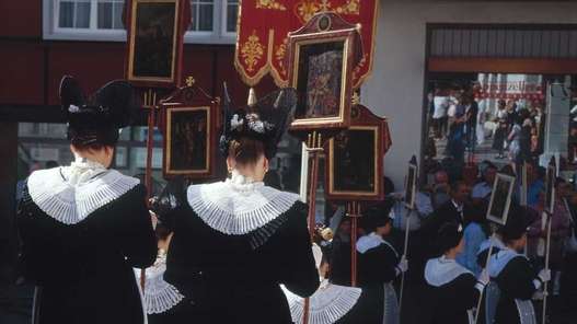 Eine der vielen lebendigen Traditionen in der Schweiz: Fronleichnamsprozession in Appenzell.