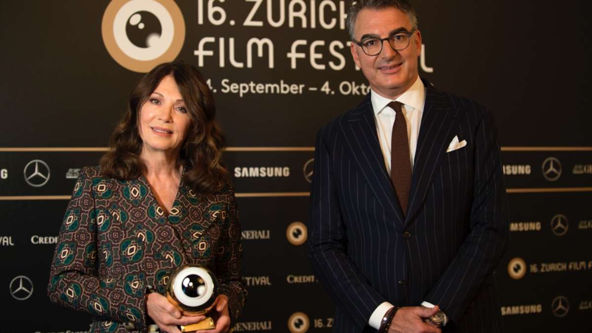 Festivaldirektor Christian Jungen ehrt die deutsche Schauspielerin Iris Berben für ihr Lebenswerk. 