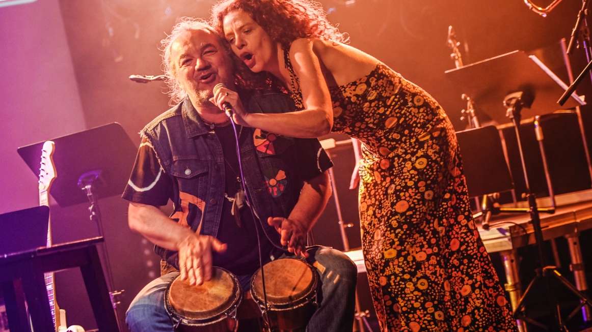 Woodstock bot den grössten Pop-Künstler*innen unsere Zeit eine Bühne. as Theater Rigiblick hält Rückschau. 