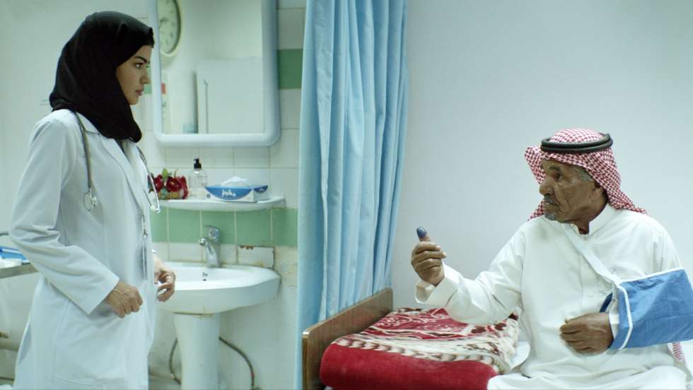 Die junge Ärztin Maryam (Mila Al Zahrani) liebt ihre Arbeit sehr, auch wenn sie ihre Kompetenz jeden Tag aufs Neue behaupten muss.