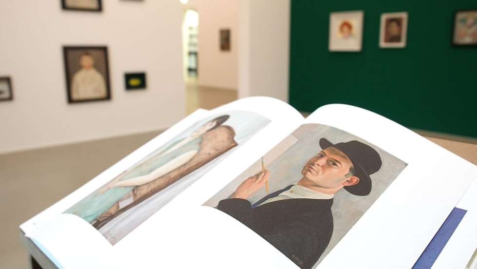 In der Ausstellung Blinde Passagiere in Aarau sind die Bilder so gehängt, dass sich gegenseitig verstärken.