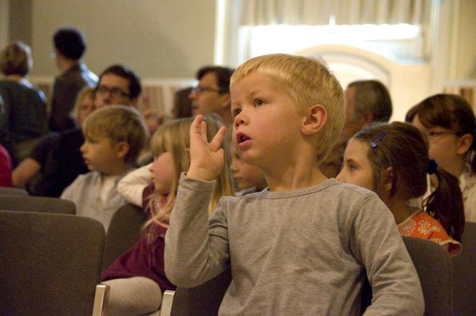 Kind hört klassiche Musik im Konzertsaal
