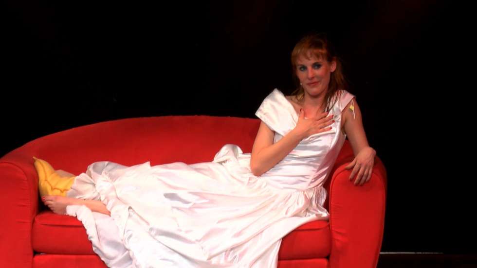 Cavewoman (Anikó Donáth) auf dem Sofa im Hochzeitskleid