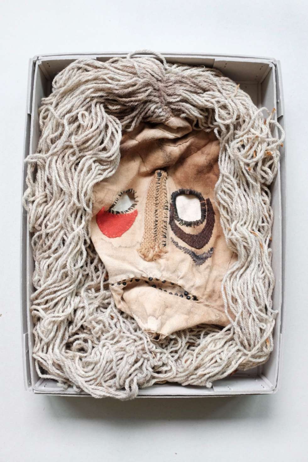 Masken spielen im Werk von Natalie Bissig eine zentrale Rolle.