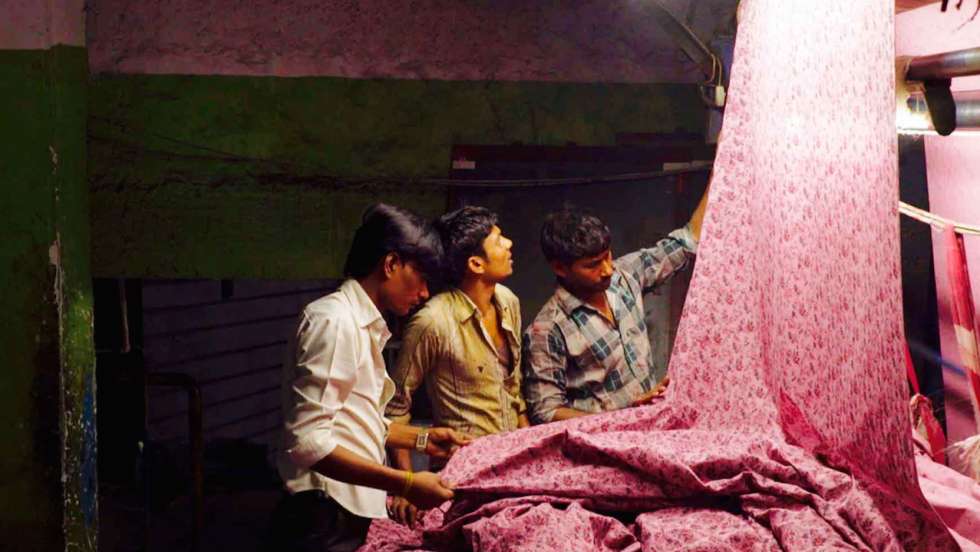 Aesthetische Aufnahmen über unschöne Arbeitsbedingungen in den Textilfabriken Indiens. 