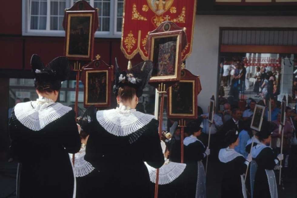 Eine der vielen lebendigen Traditionen in der Schweiz: Fronleichnamsprozession in Appenzell.