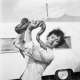 Schlangentänzerin Artistin Sitha Laon wurde von einer Boa Schlange gebissen, 23. April 1970. Foto: Walter Bösiger
