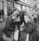 Die Mädchen freuen sich über die ergatterten Nüsse und Rappenstücke am Aarauer «Nuss-Nuss», 18. November 1950. Foto: unbekannt